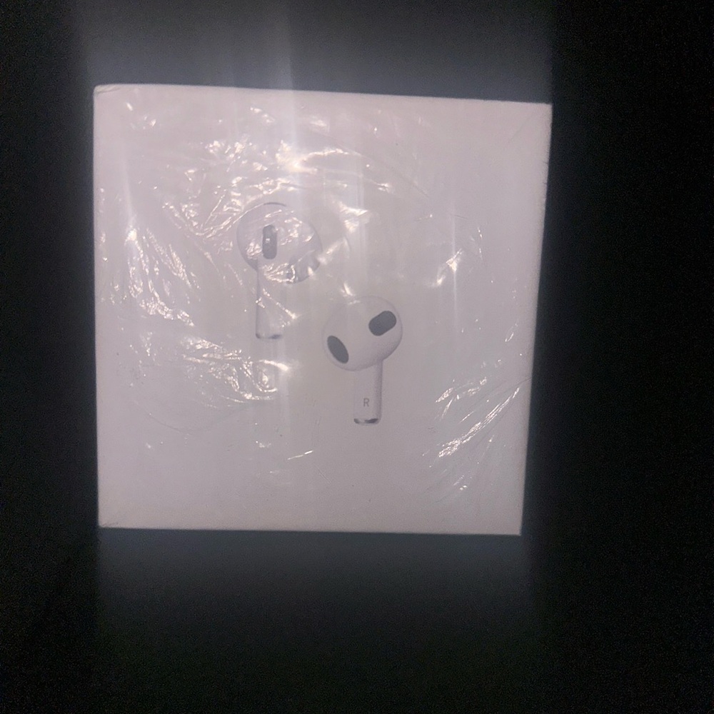 Apple AirPods with MagSafe Charging Case